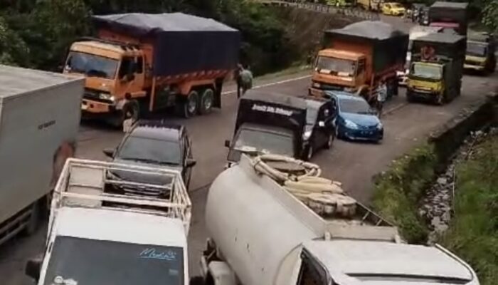 Truk Batubara Terguling di Sitinjau Lauik, Jalur Lumpuh Total hingga Berjam-Jam