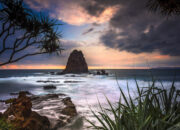 Pesona Pantai Papuma Jember dengan Karang-karang Menawan