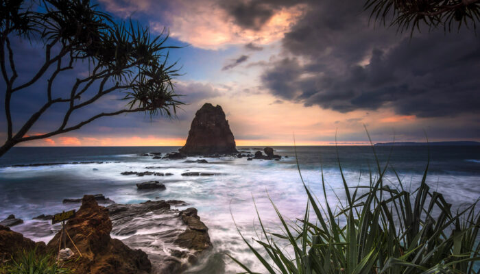 Pesona Pantai Papuma Jember dengan Karang-karang Menawan