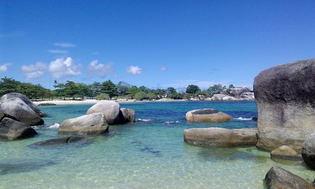 Pantai Tanjung Tinggi [Foto: Wikipedia]