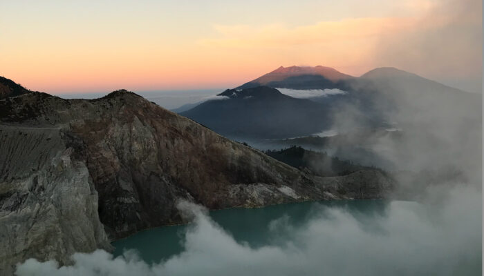 Eksplorasi Keindahan Alam Kawah Ijen, Blue Fire yang Menakjubkan