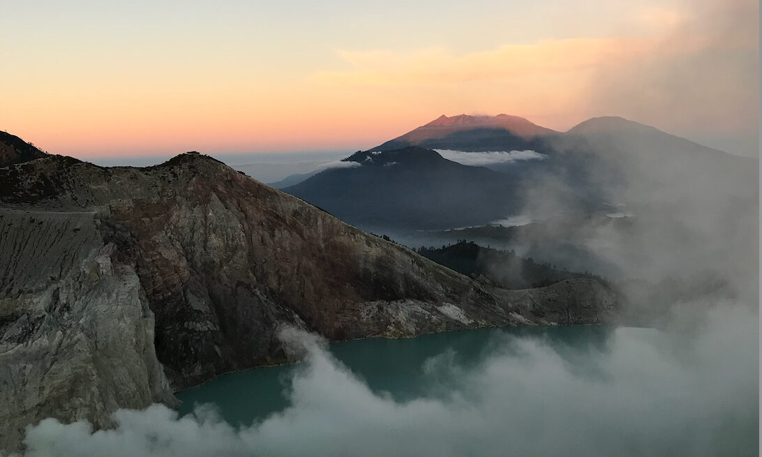 Sunrise diatas puncak Kawah Ijen [Foto: Tryaayu]