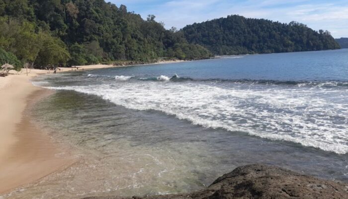 Pesona Pantai Mata Kucing Surga Tersembunyi di Sumatra Barat