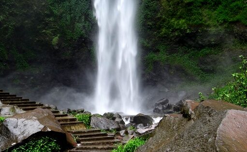 Wisata Air Terjun Coban Rondo, Malang [Foto: agentwisatabromo.com]
