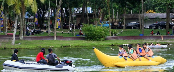 Banana Boat di danau Alam Mayang Pekanbaru [Foto:winstar-hotel.com]