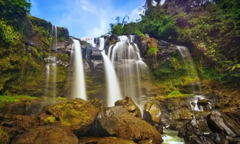 Keindahan Air Terjun Curup Tujuh di Lampung [Foto: mongotrip.com]