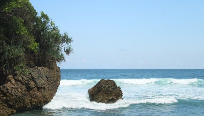 Pantai Gondo Mayit di Blitar, Pesona Alam dengan Cerita Mistis