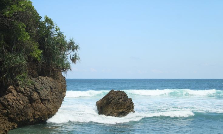 Pantai Gondo Mayit di Blitar [Foto: pinterest/Geofano Theo Tobias]