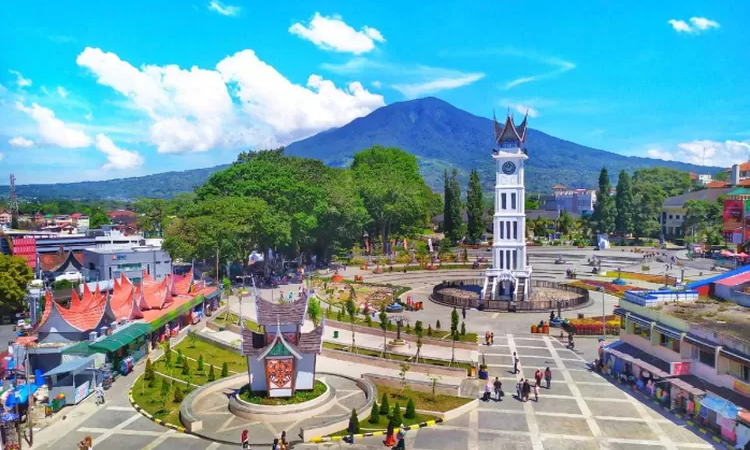 Keindahan Jam Gadang beserta Gunung Marapi di belakangnya [Foto:sportscience.fik.unp.ac.id]
