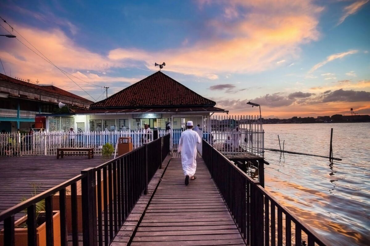 Suasana senja di Kampung Wisata Al Munawar [Foto: Atourin]
