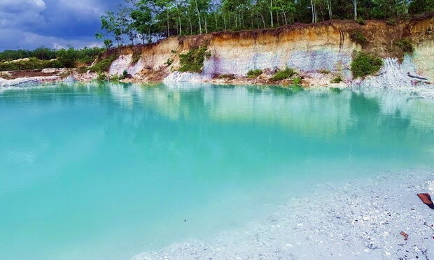 Wisata Kawah Biru,Riau [Foto: Pku.co.id]