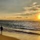 Menikmati senja di Pantai Lampuuk [Foto: tripadvisor.co.id]