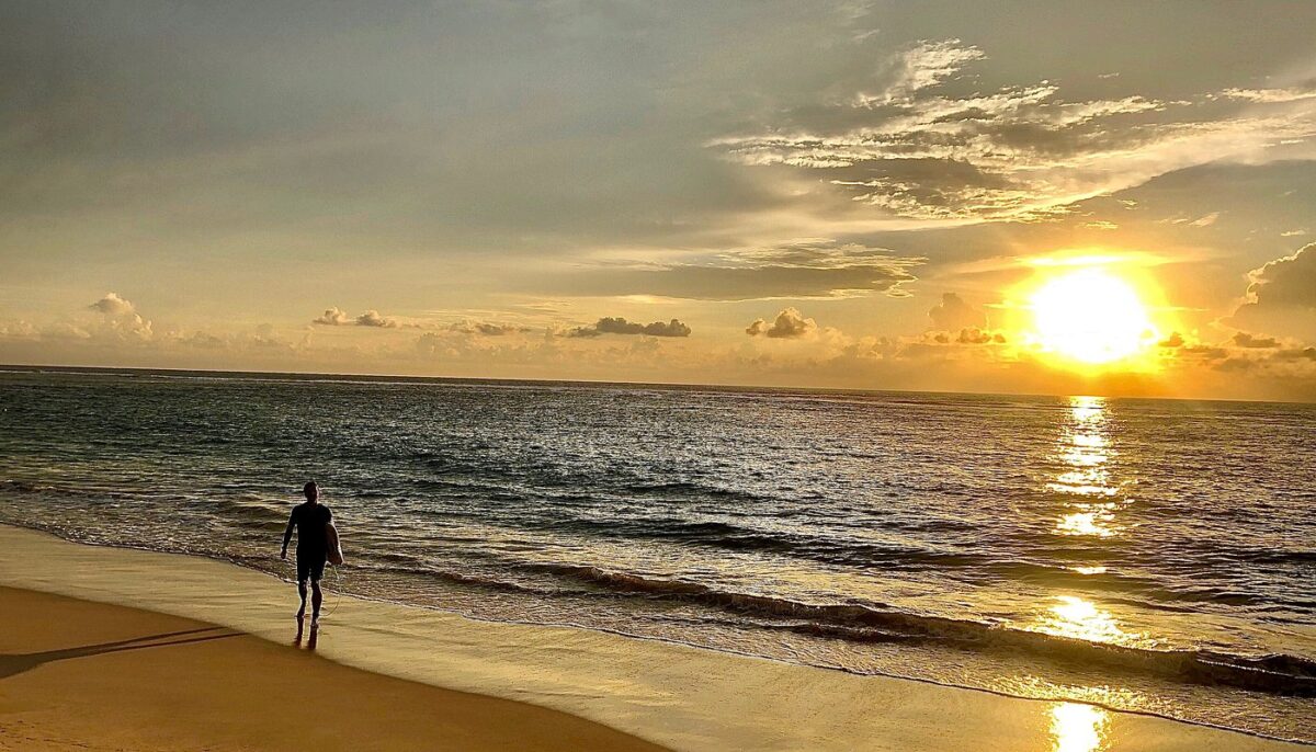 Menikmati senja di Pantai Lampuuk [Foto: tripadvisor.co.id]