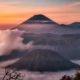 Keindahan Gunung Semeru dengan latar Gunung Bromo yang memukau [Foto: Fajruddin Mudzakkir]