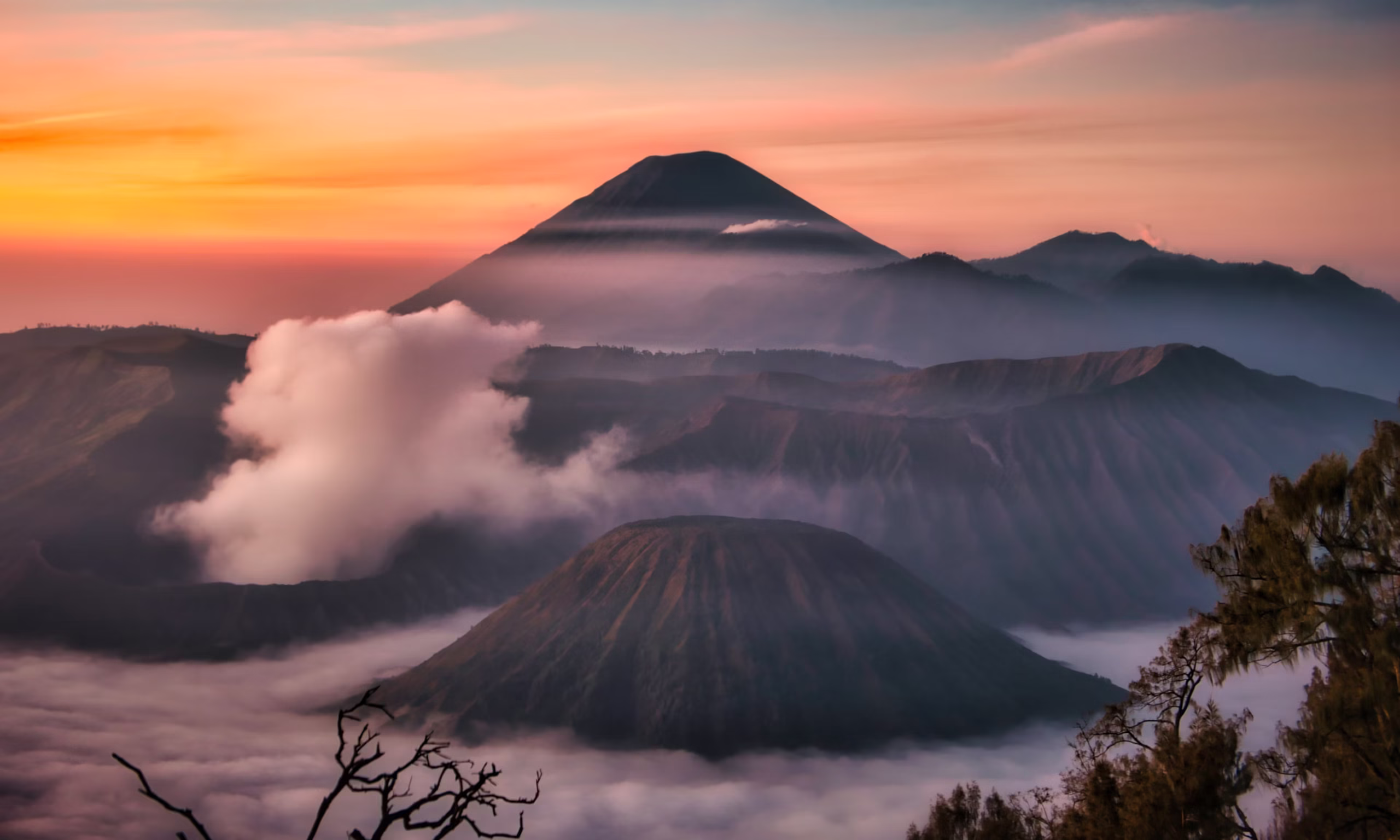 Keindahan Gunung Semeru dengan latar Gunung Bromo yang memukau [Foto: Fajruddin Mudzakkir]