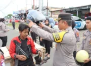 Polres Pasaman Barat Bagikan Helm Gratis dalam Operasi Keselamatan Singgalang 2025