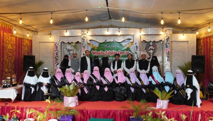 Dua Santri Ponpes Al Munawarah Wisuda dengan Hafalan 30 Juz
