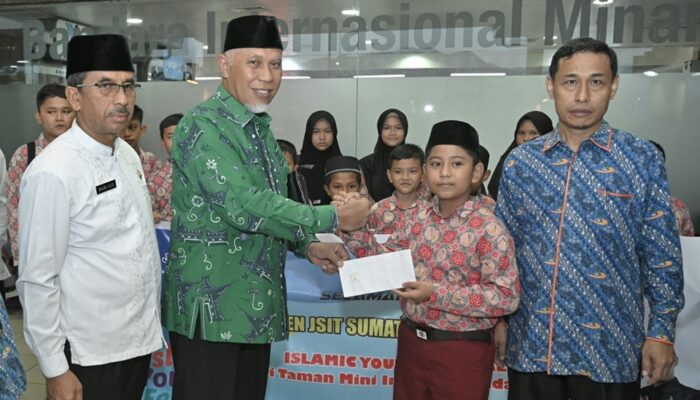 Gubernur Mahyeldi Lepas 22 Pelajar Sumbar ke Islamic Youth Fest 2025