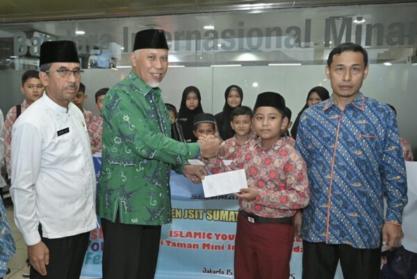 Gubernur Sumatera Barat, Mahyeldi lepas siswa ikuti Islamic Youth Fest 2025. (Foto: Istimewa)