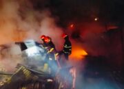 Kebakaran di Koto Tangah Padang, Mobil dan Becak Ludes Dilahap Api