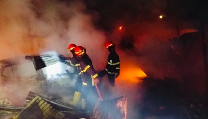 Kebakaran di Koto Tangah Padang, Mobil dan Becak Ludes Dilahap Api