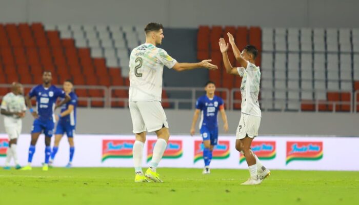 Pertahanan Persib Tampil Solid, Menangi Duel Dengan 10 Pemain