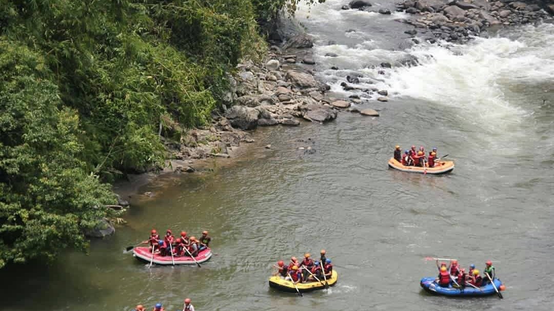Arung jeram di Sungai Manna [Foto: Instagram/pagaralamoutbound]
