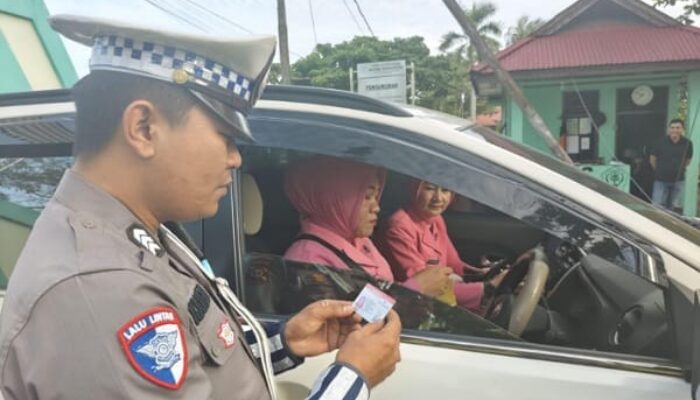 Kejutan di Gerbang! Satlantas Polres Inhu Gelar Razia Edukasi untuk Bhayangkari