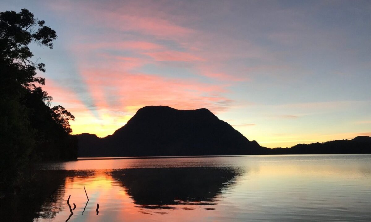 Pesona Sunset di Danau Gunung Tujuh [Foto:Tripadvisor]