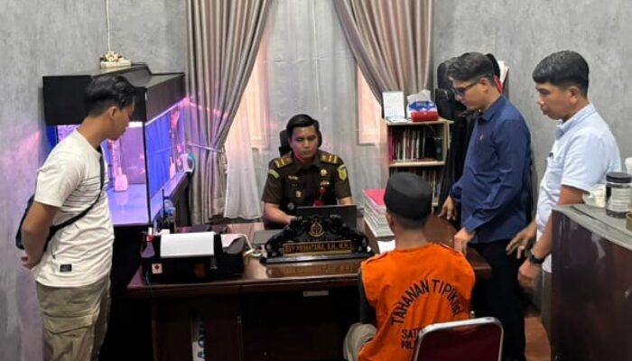 Mantan Kades Deras Tajak Terseret Korupsi Rp3,7 Miliar, Resmi Diserahkan ke Kejari Kampar