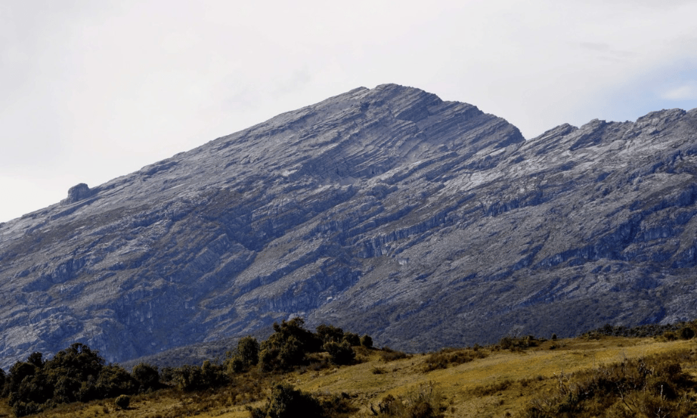Gunung Puncak Mandala [Foto: Wikipedia]