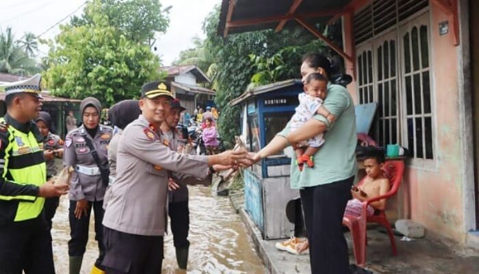Polres Rokan Hulu Salurkan Bantuan bagi Warga Terdampak Banjir