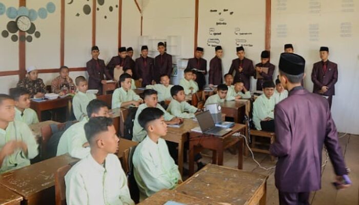 Santri Kelas Akhir KMI Diniyyah Pasia Unjuk Kebolehan dalam Ujian Amaliyah At Tadris