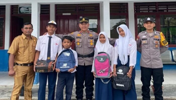 Polsek LBJ Sosialisasikan Bahaya Narkoba dan Berikan Bantuan kepada Siswa di SMPN 1