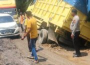 Unit Lantas Polsek Singingi Hilir Respon Cepat Atasi Kemacetan di Jalan Lintas Desa Sungai Paku