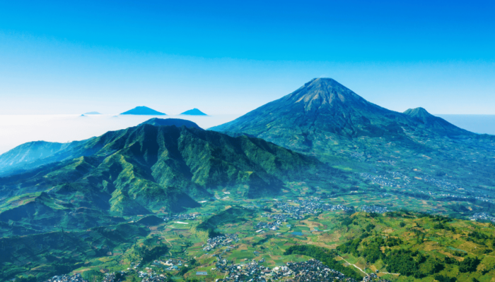 Gunung Sindoro Keindahan “Dewa Tidur” di Atas Awan