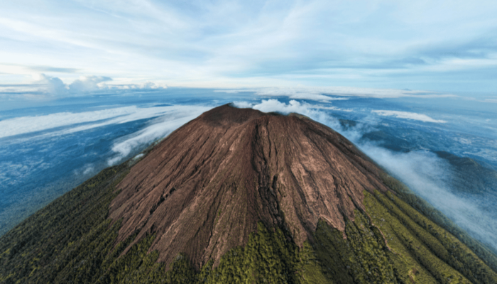 Gunung Slamet Mahkota Jawa Tengah yang Penuh Tantangan
