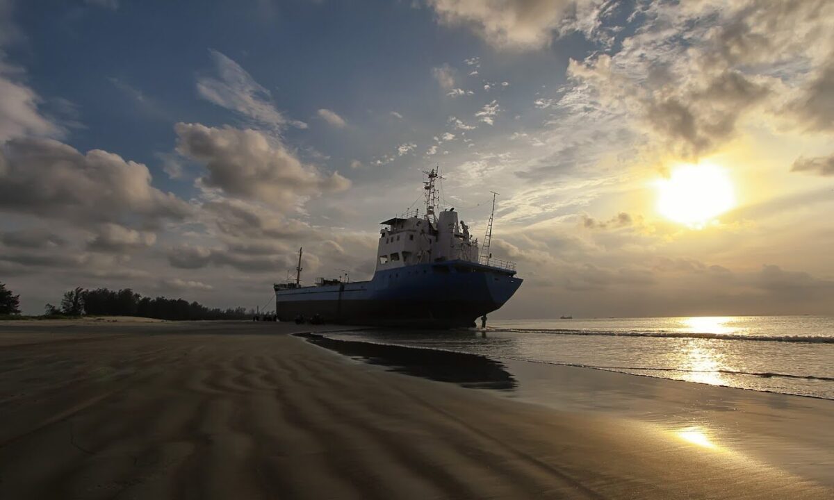 Pantai Lentera Merah [Foto: gmaps/Harry Septian]
