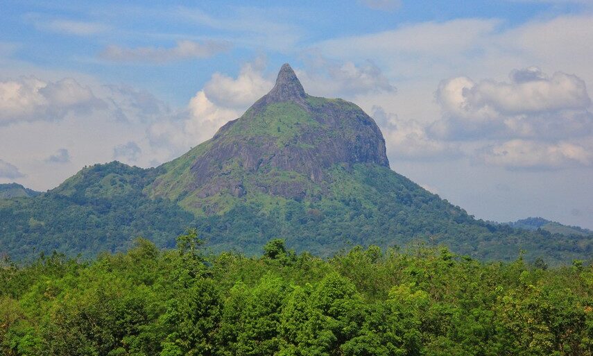 Pemandangan Bukit Jempol dari dekat [Foto: indonesiakaya.com]