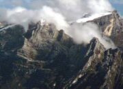 15 Gunung Tertinggi di Indonesia & Fakta Menariknya