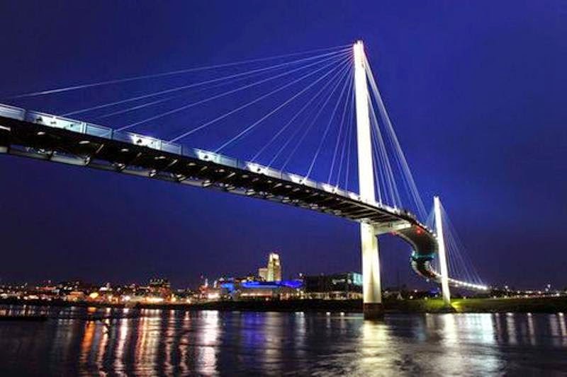 Suasana Jembatan Gentala Arasy malam hari [Foto:Wikipedia]
