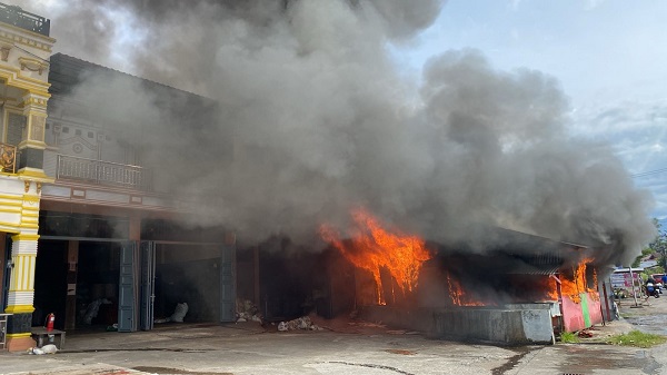 Kebakaran lima bangunan di Kelurahan Bungo Pasang, Kecamatan Koto Tangah, Padang. (Foto: Istimewa)
