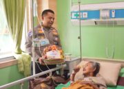 Kasat Lantas Jenguk Nenek Zaimah di RS Madani, Berikan Bantuan dan Perhatian