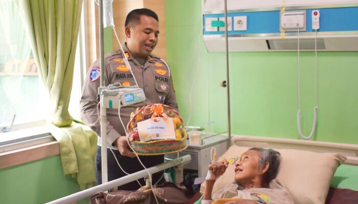 Kasat Lantas Jenguk Nenek Zaimah di RS Madani, Berikan Bantuan dan Perhatian