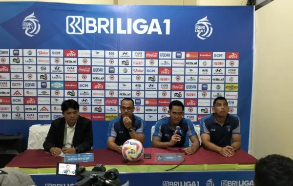Pelatih Persita Tangerang Fabio Lefundes prescon usai laga menghadapi Semen Padang FC. (Foto: Istimewa)