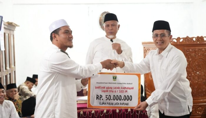 Safari Ramadan di Solok, Gubernur Mahyeldi Serahkan Bantuan Rp70 Juta untuk Masjid Al Ihsan