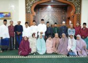 Gubernur Mahyeldi Ajak Generasi Muda Makmurkan Masjid, Serahkan Bantuan Rp25 Juta
