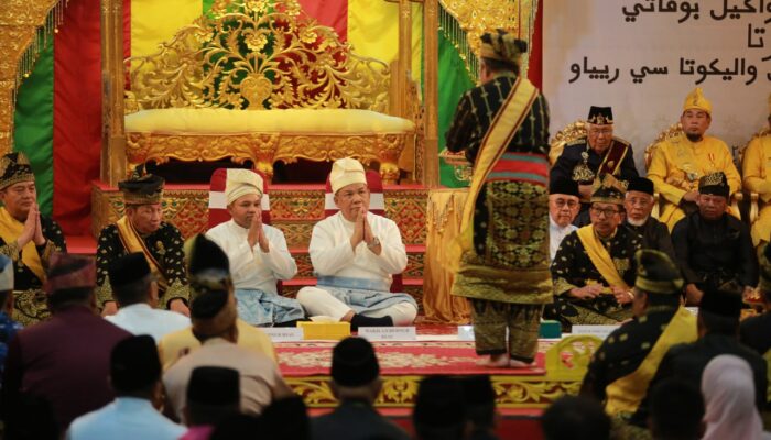 Gubri dan Wagubri Terima Tepuk Tepung Tawar, Simbol Restu Adat Melayu Riau