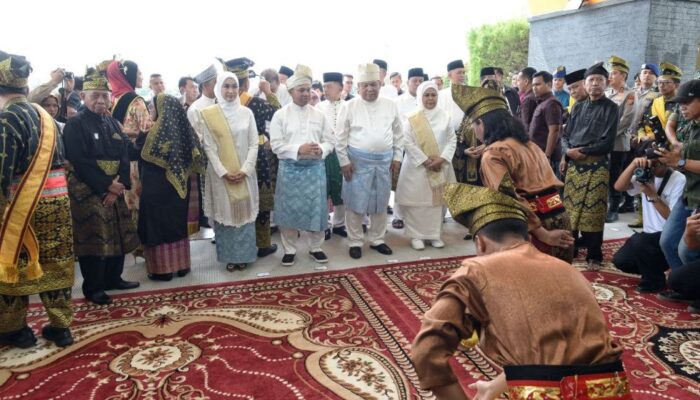 Tiba di Pekanbaru, Gubri dan Wagubri Disambut Meriah Dengan Adat Melayu