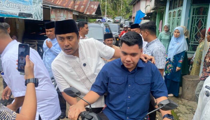Wagub Vasko Gunakan Sepeda Motor Lewati Jalan Sempit Demi Temui Warga Terpencil di Pasaman